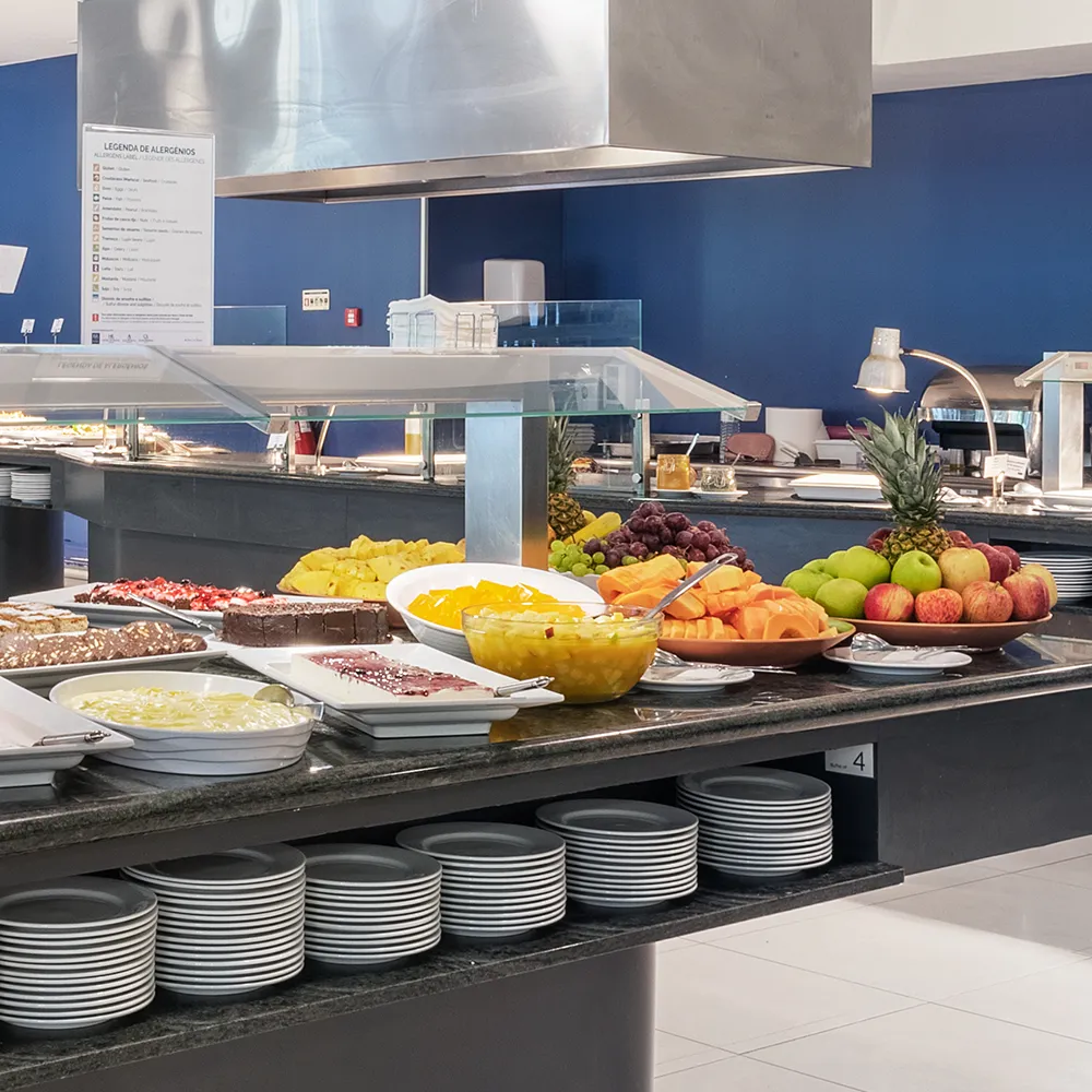 Seleção de sobremesas e fruta fresca apresentada no buffet do restaurante do hotel.