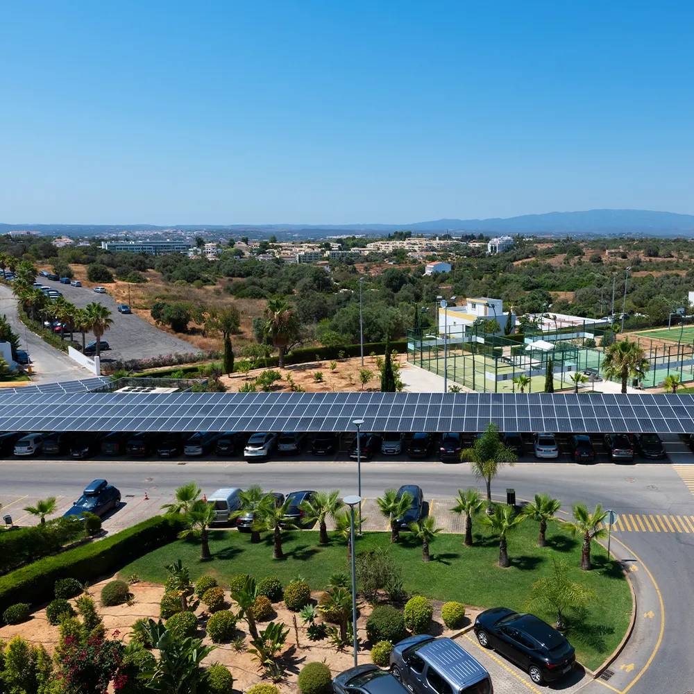 Vista desde el balcón de la Suite Classic del Alvor Baía hacia el jardín y el aparcamiento.