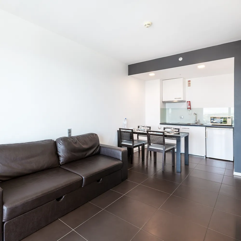 Kitchenette de la Suite Classic del Alvor Baía con microondas, frigorífico y encimera.