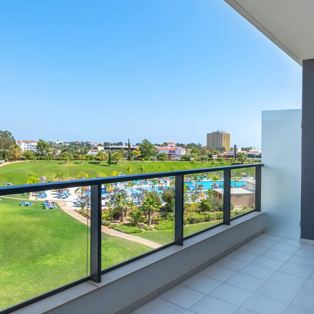 Varanda da Suite Prestige do Alvor Baía com mesa e cadeiras para zona de refeições exterior.