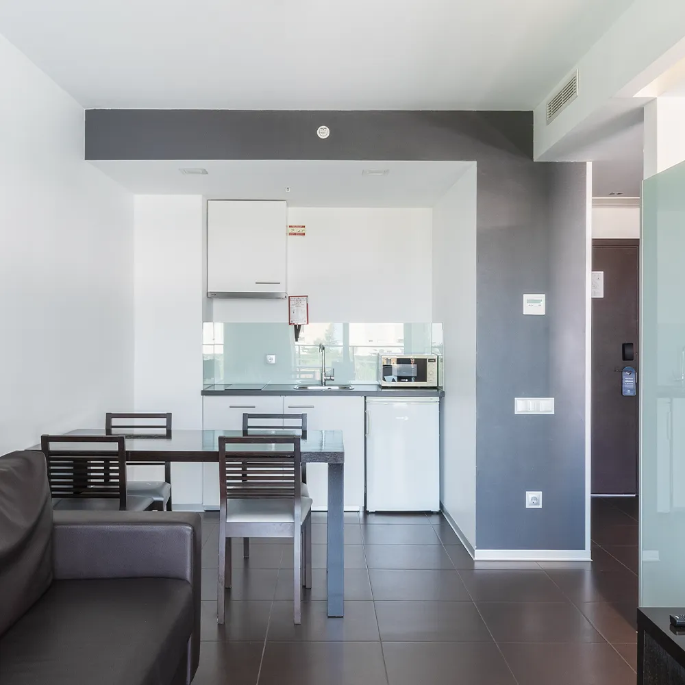 Kitchenette da Suite Prestige do Alvor Baía com micro-ondas, frigorífico e bancada.