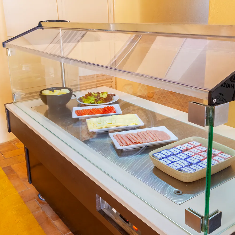 Snacks froids proposés dans le cadre de la formule All Inclusive à côté du pool bar