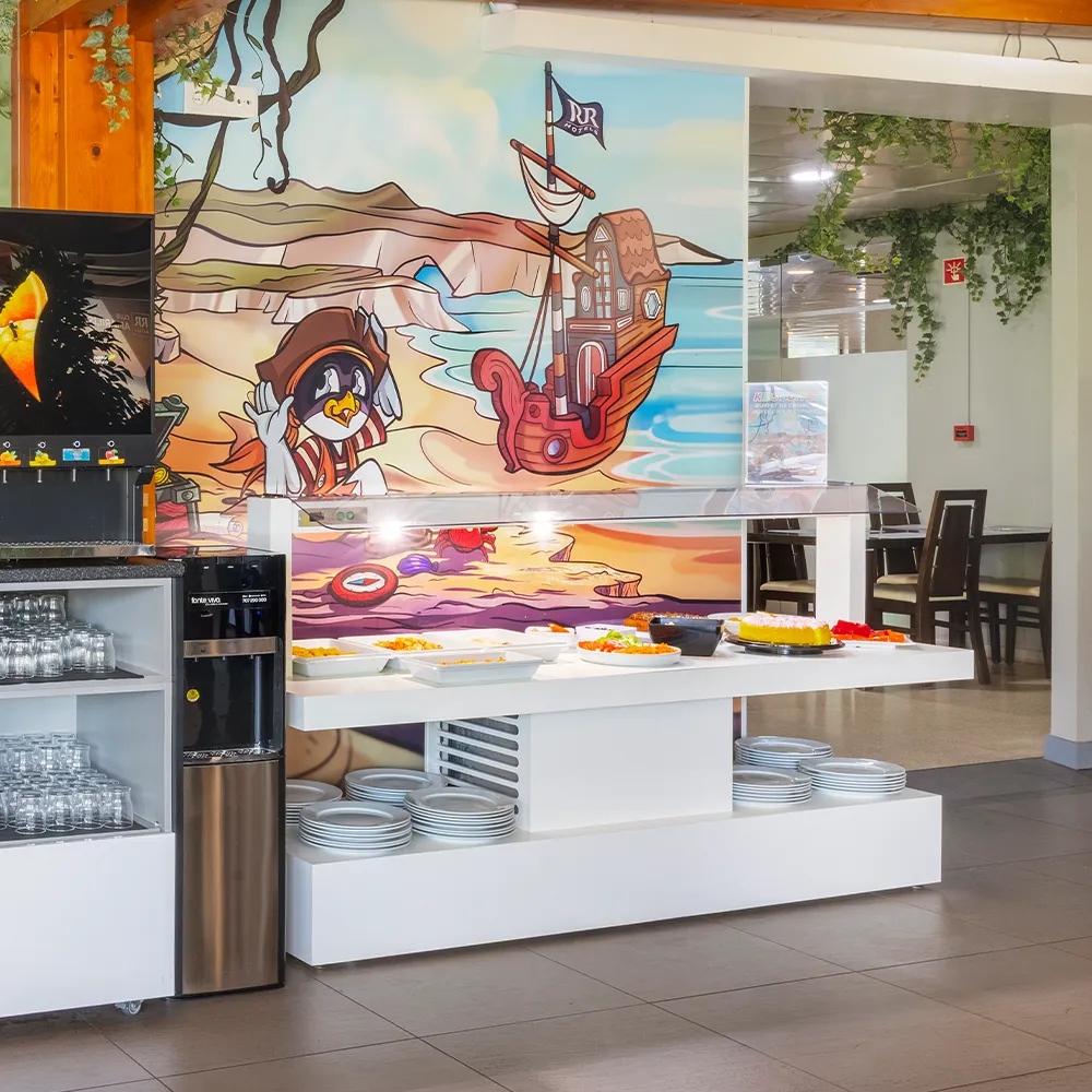 Espace boissons du restaurant à côté du buffet enfants