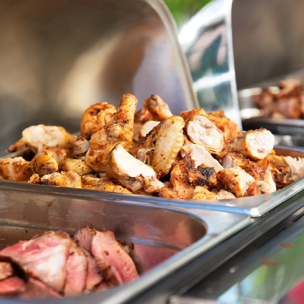 Sélection de viandes grillées servies au buffet