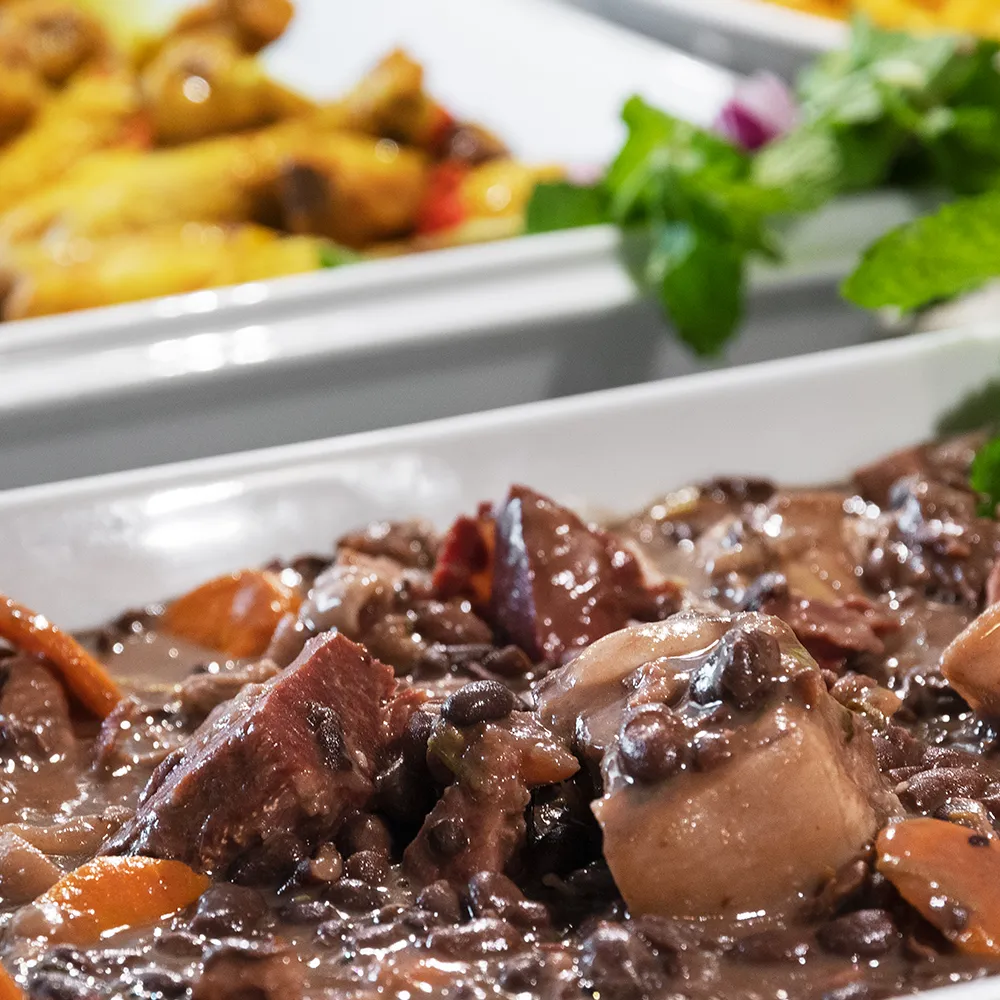 Feijoada servie au buffet