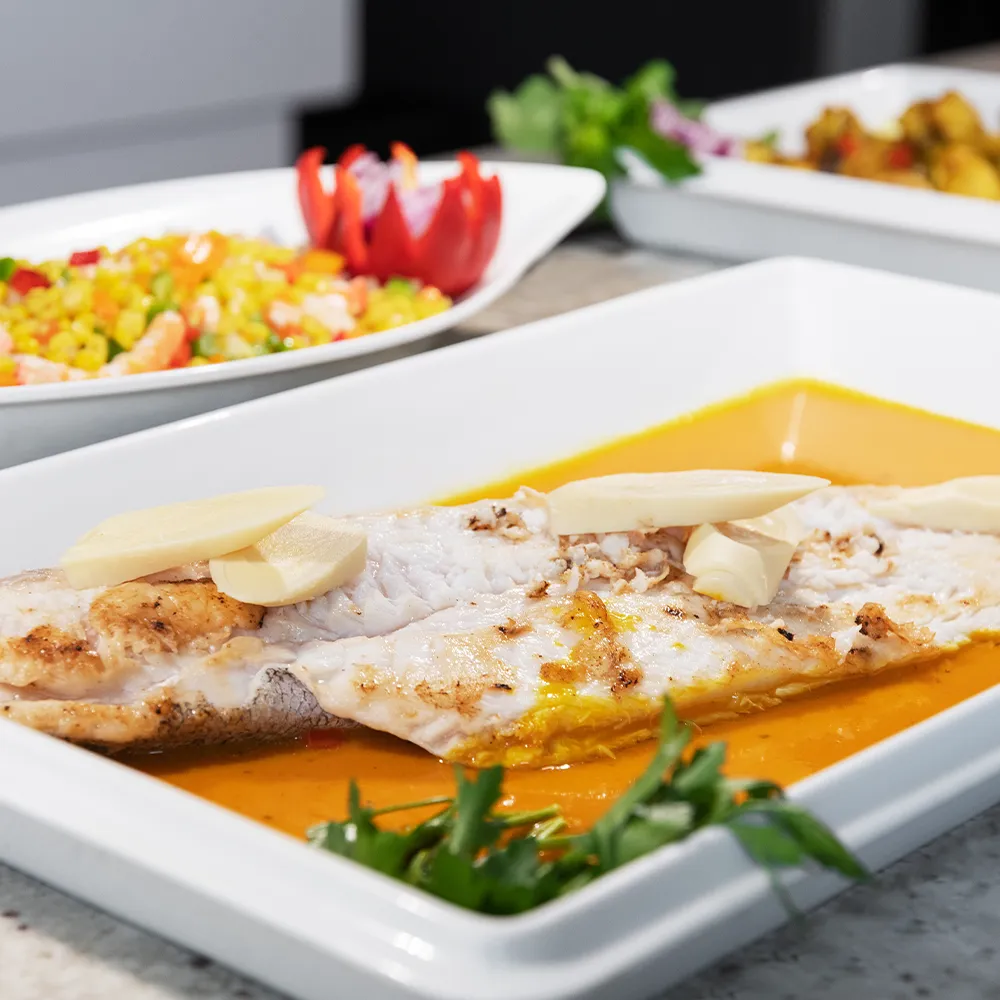 Plat de poisson servi au buffet