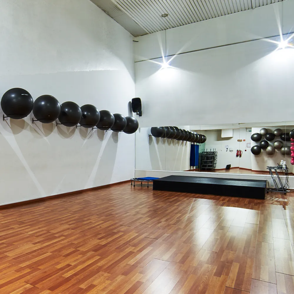 Studio de fitness équipé pour les cours et l'entraînement fonctionnel