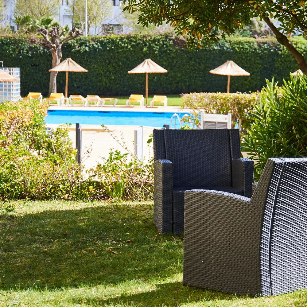 Espace détente dans le jardin à côté de la piscine