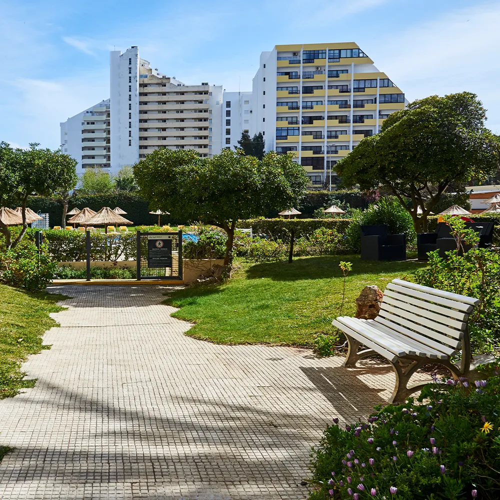 Allée piétonne à travers les jardins du Club Amarilis