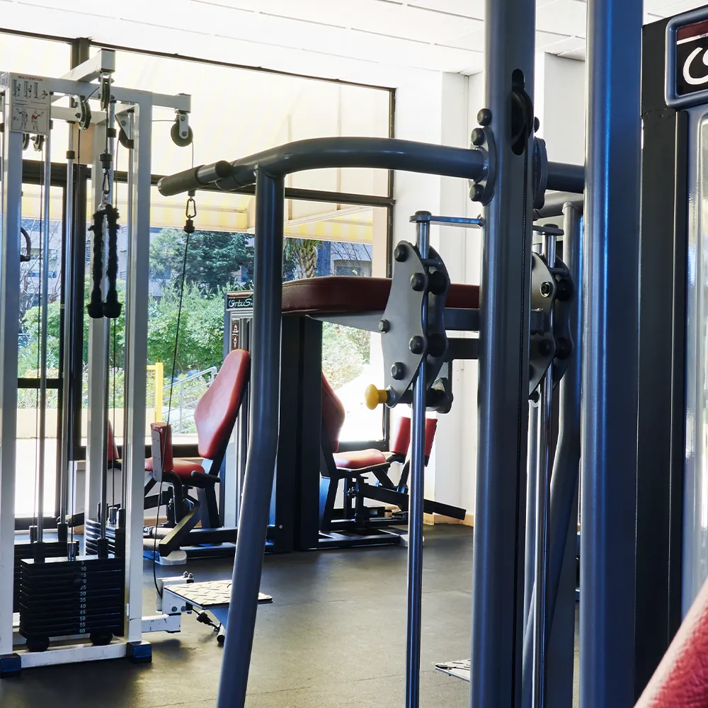 Salle de sport équipée d'appareils de musculation