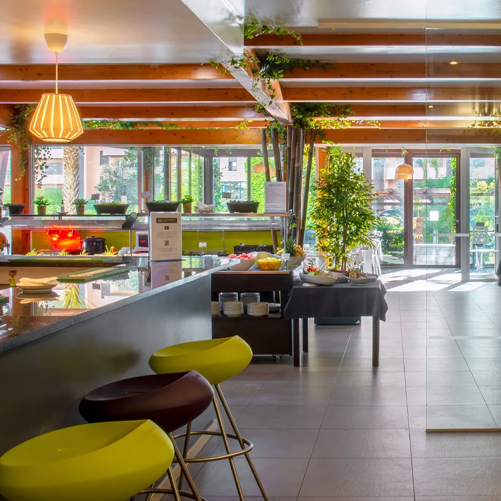 Bar de l'hôtel avec espace salon