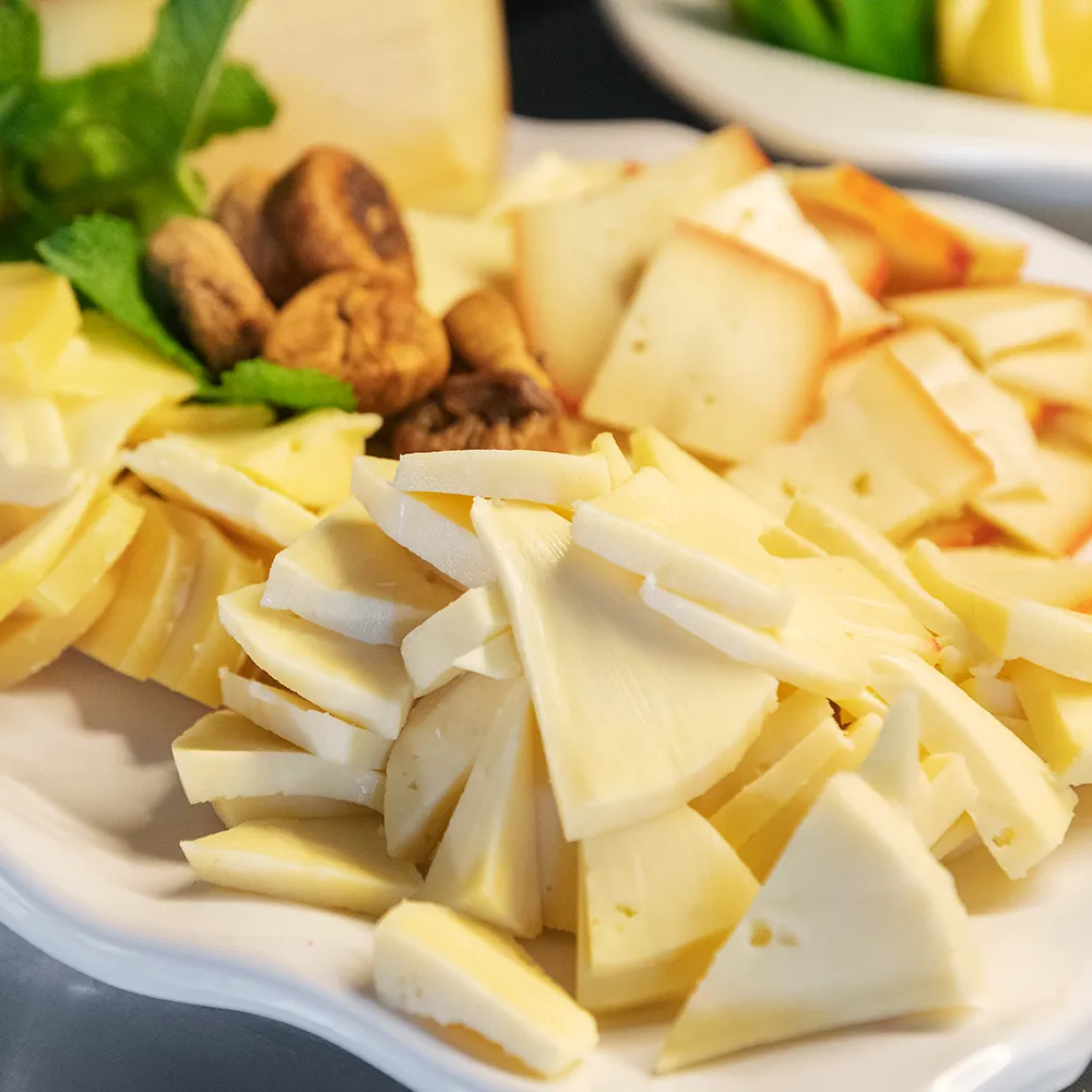 Sélection de fromages servie au buffet