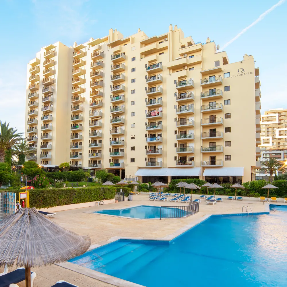 Bâtiment principal du Club Amarilis à côté de la piscine extérieure