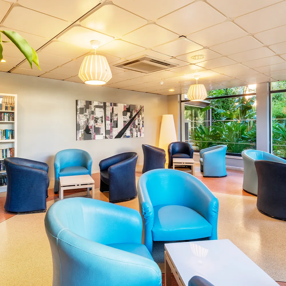 Espace détente du lobby avec canapés et fauteuils