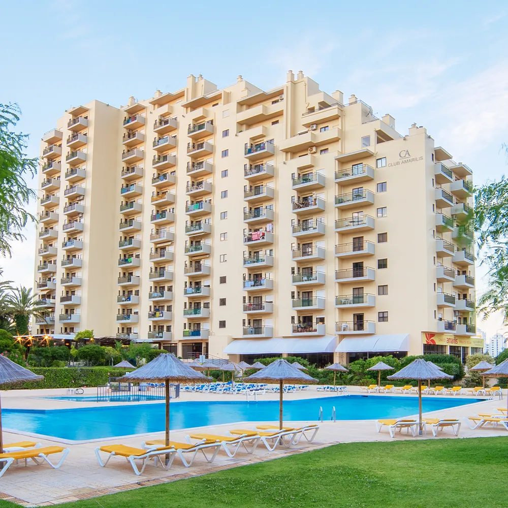 Vue du bâtiment principal du Club Amarilis depuis le jardin, à côté de la piscine
