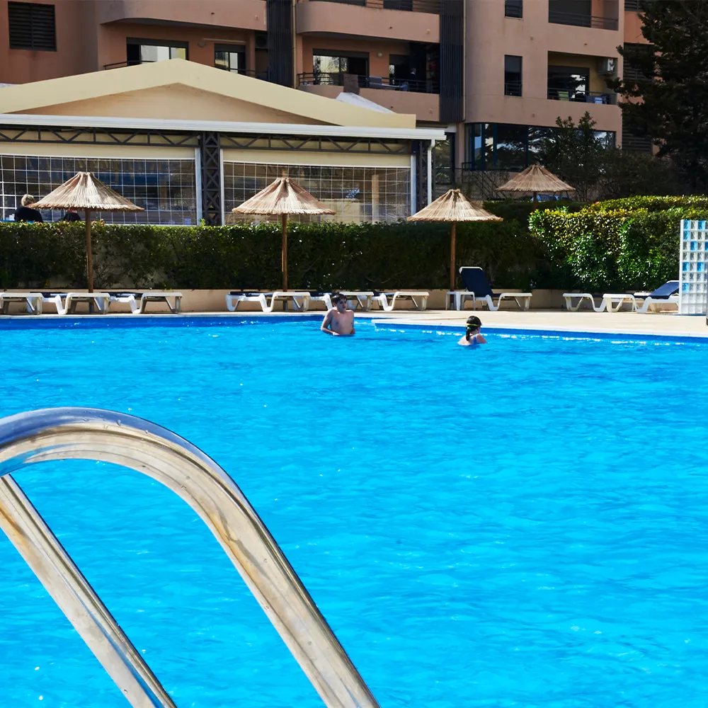 Vue de la piscine extérieure du Club Amarilis