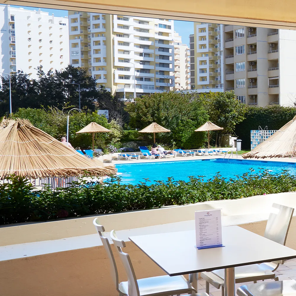 Terrasse du pool bar avec vue sur la piscine