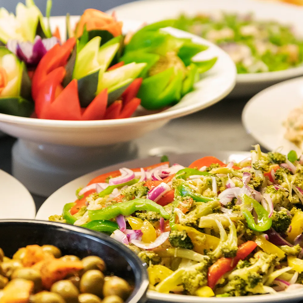 Sélection de salades fraîches servies au buffet