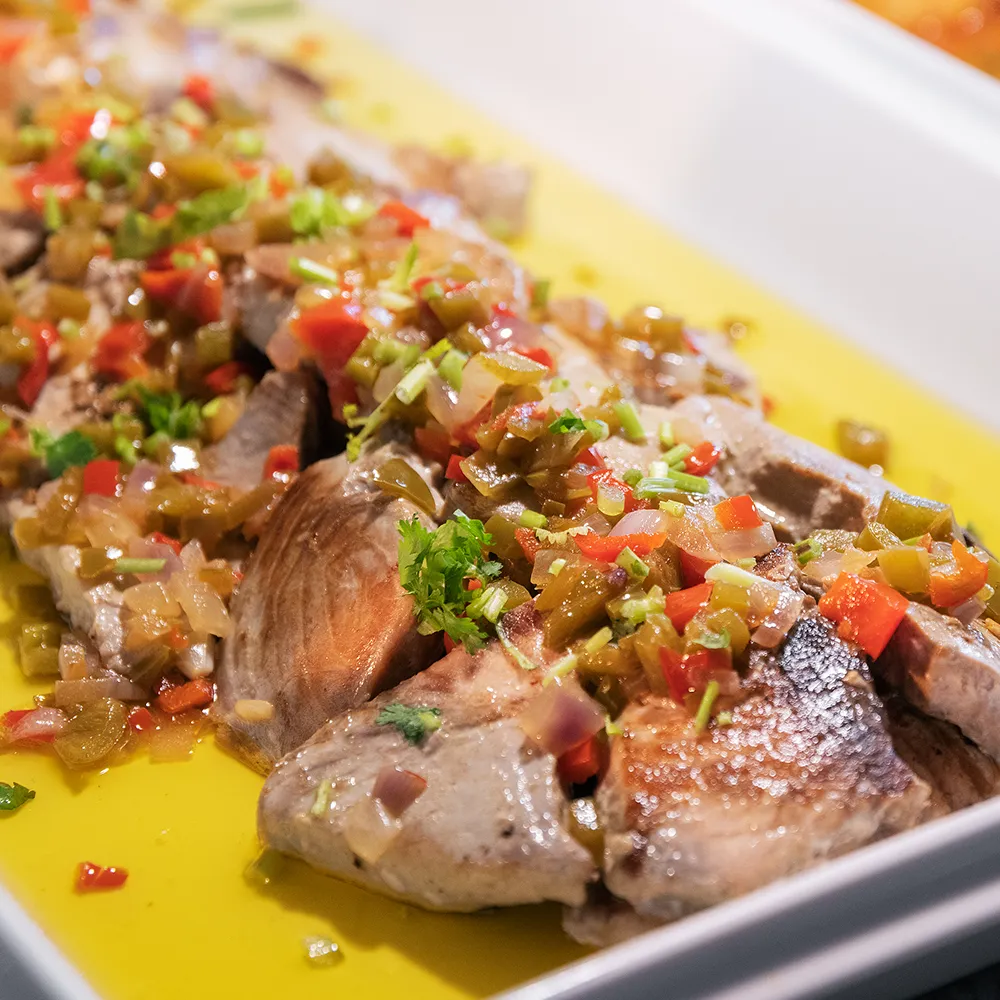 Longe de thon servie au buffet