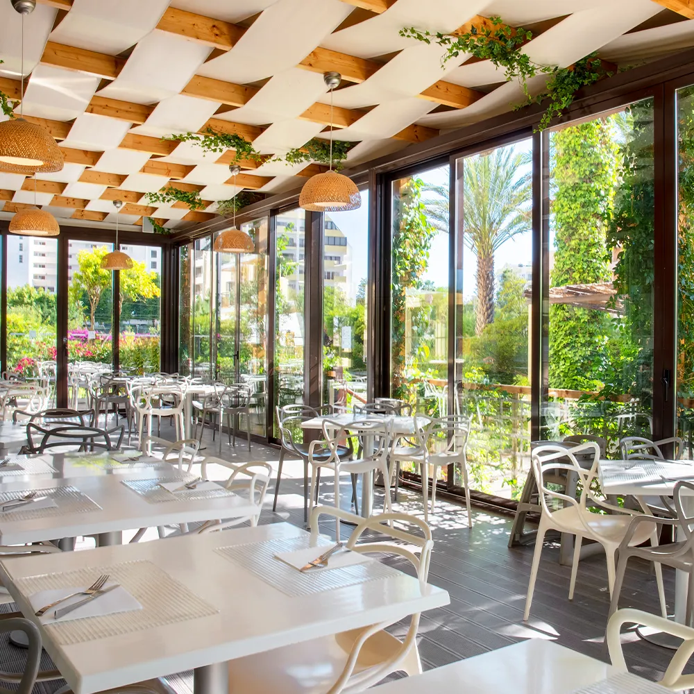 Salle du restaurant avec vue sur le jardin