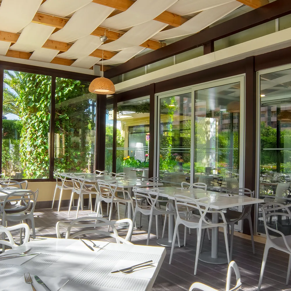 Salle du restaurant avec accès à la terrasse extérieure