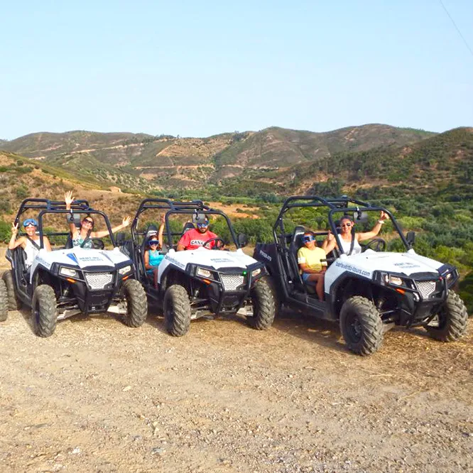 Groupe de buggys sur un parcours d'aventure tout-terrain.