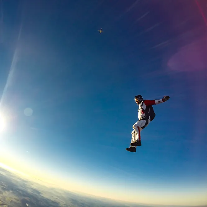 Personne en chute libre lors d'un saut en parachute au-dessus de l'Algarve.
