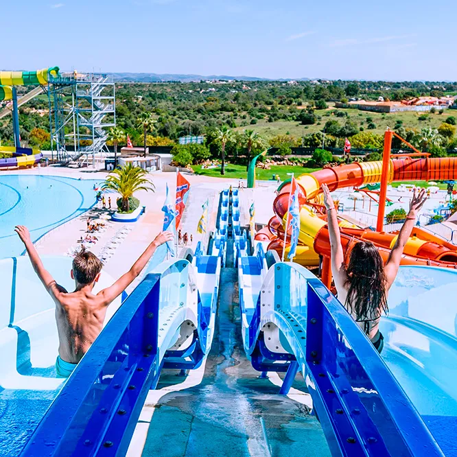 Personnes descendant des toboggans dans un parc aquatique.