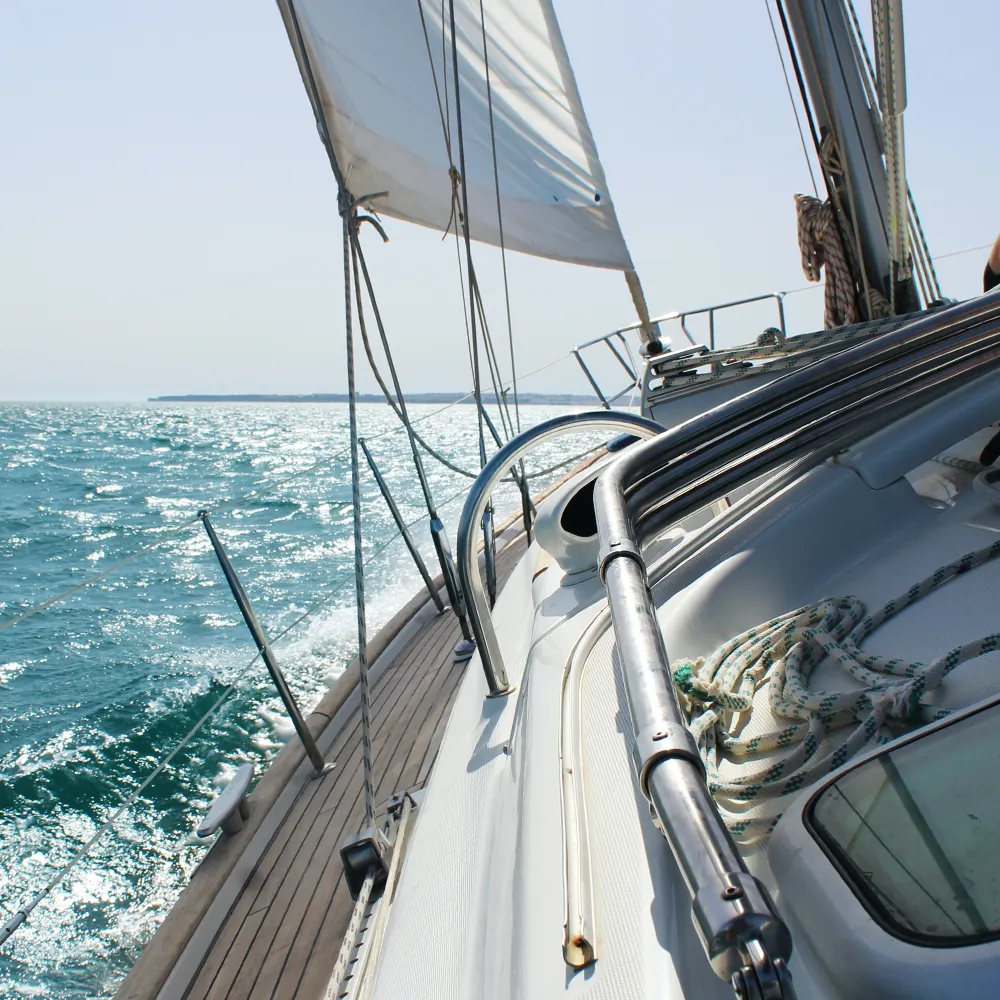 Experiência de navegação em veleiro na costa do Algarve