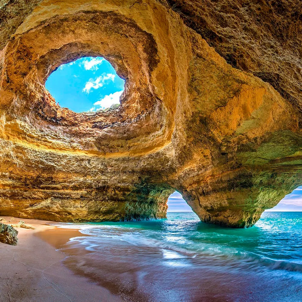 Interior do Algar de Benagil na costa do Algarve