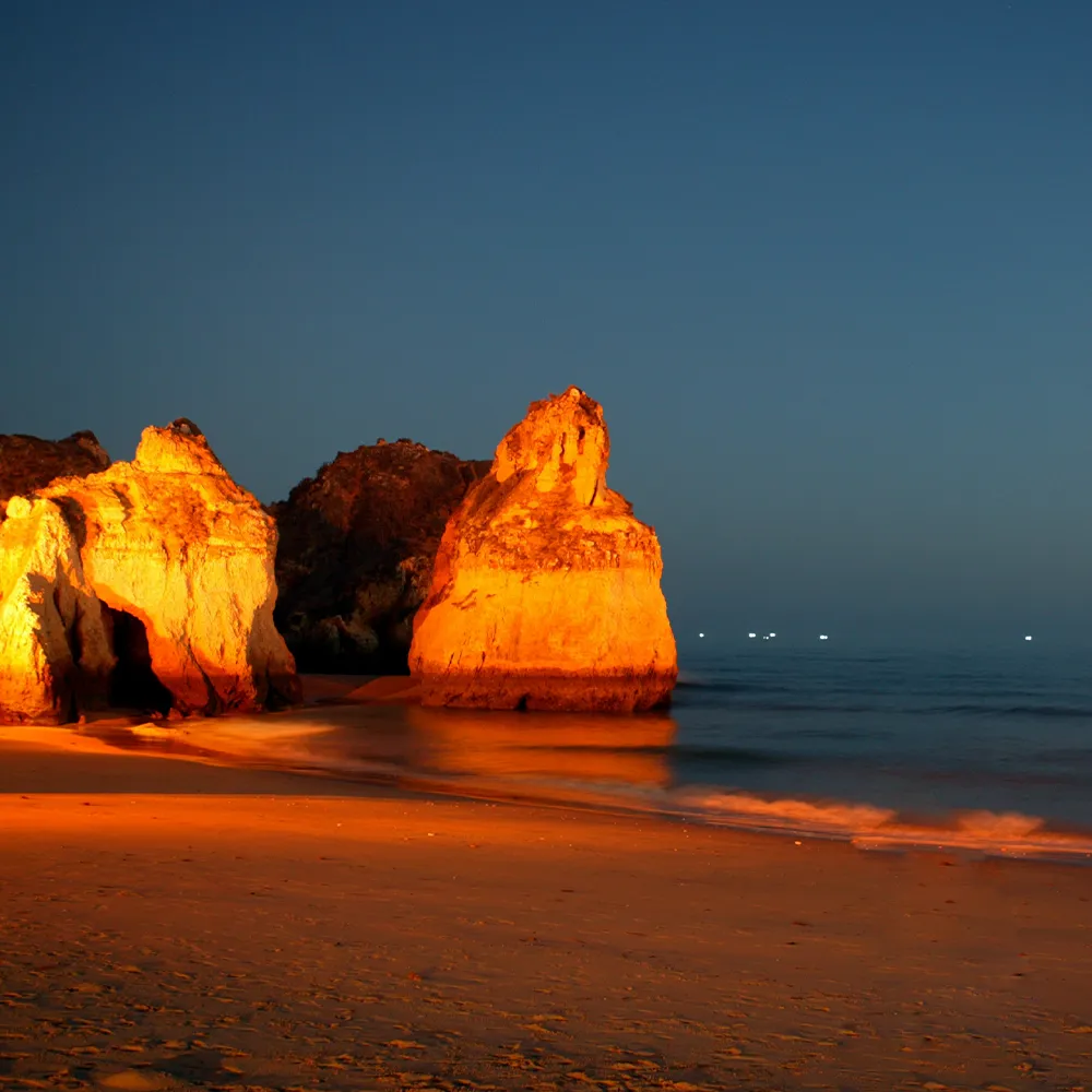 Falésias da Praia de Alvor iluminadas ao anoitecer