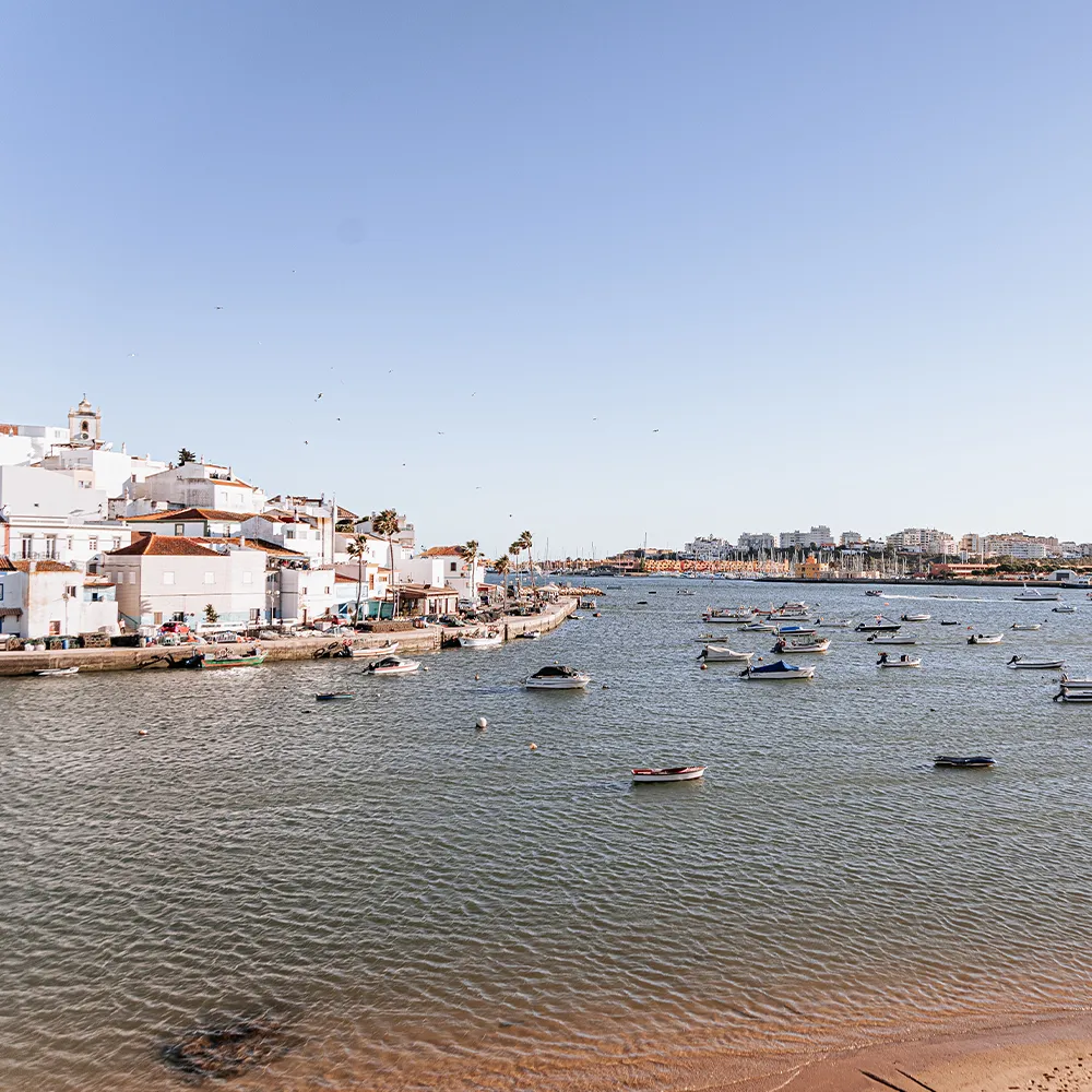Vista de Portimão a partir de Ferragudo sobre o rio Arade