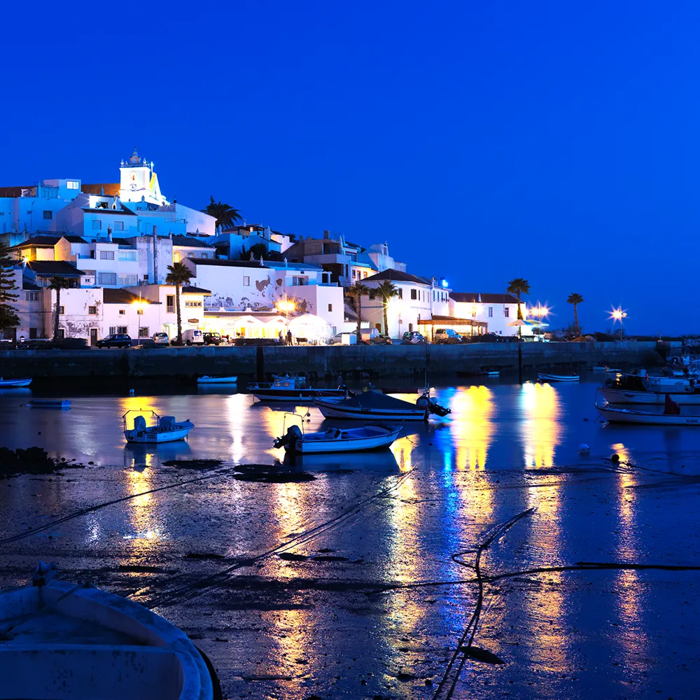 Vista noturna da vila piscatória de Ferragudo