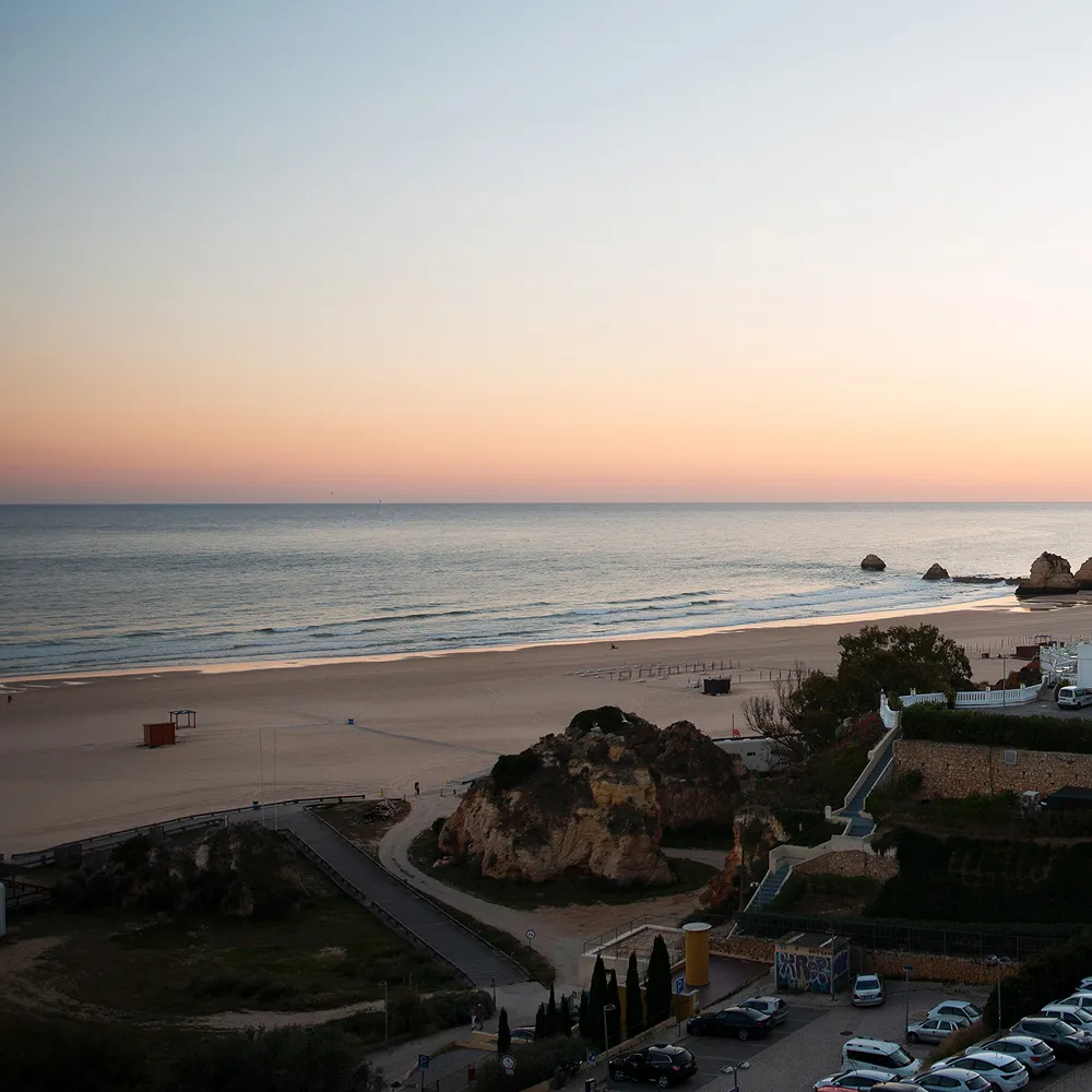 Vista noturna de suite Ocean sobre a Praia da Rocha