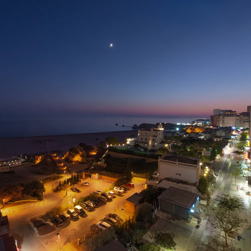 Vista noturna de suite Ocean sobre a Praia da Rocha